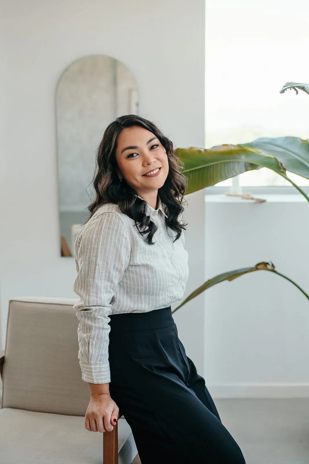 Dra. Sayuri Hirayama em momento descontraído, transmitindo proximidade e acolhimento